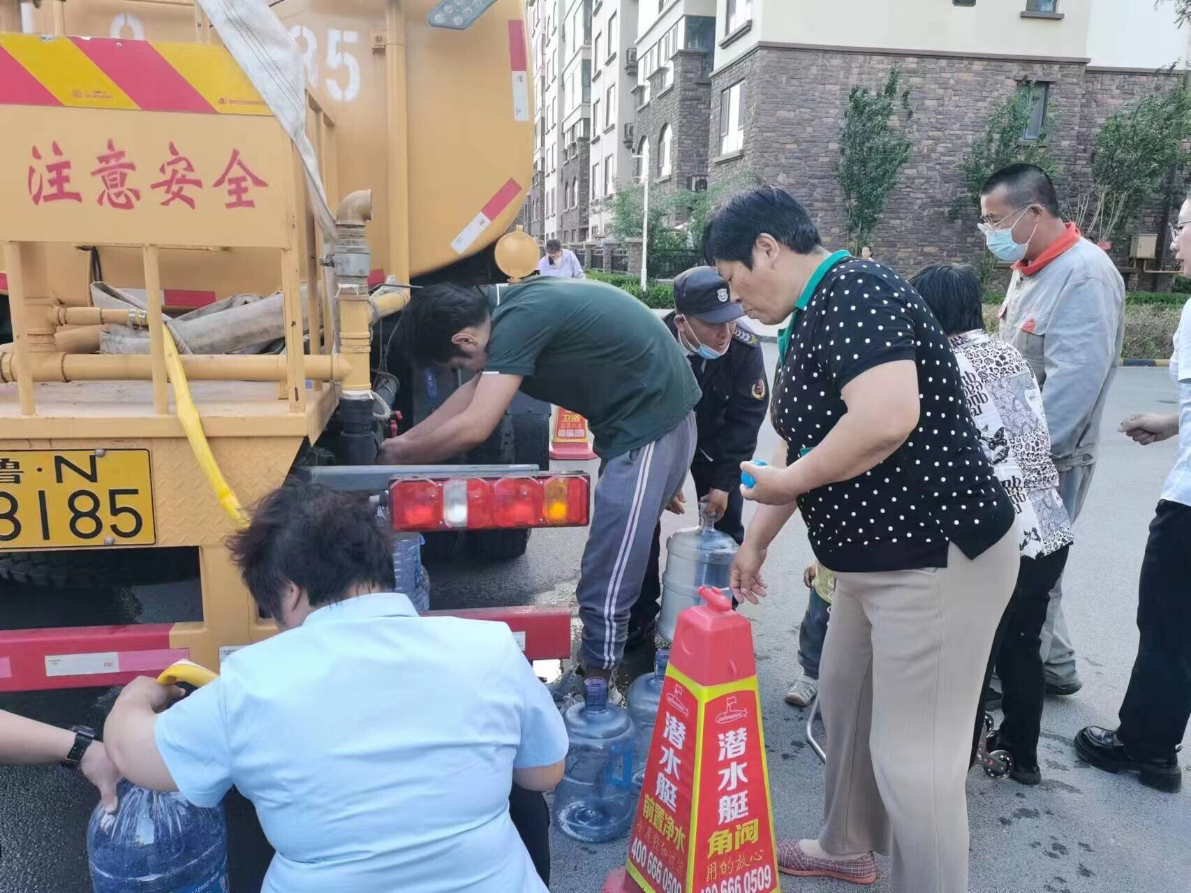 “亲人送水来解渴”  管道破裂小区停水 物业应急为民解忧