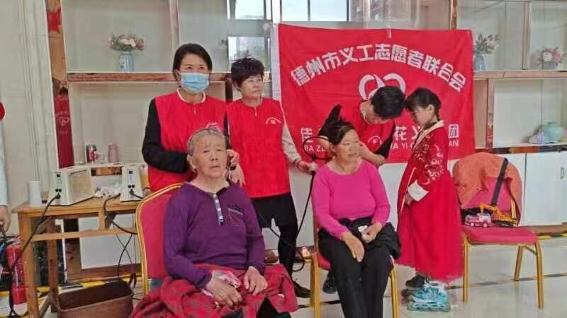 “肩颈腰背搓揉捏”  物业邀请专业按摩师为老年人按摩、义诊