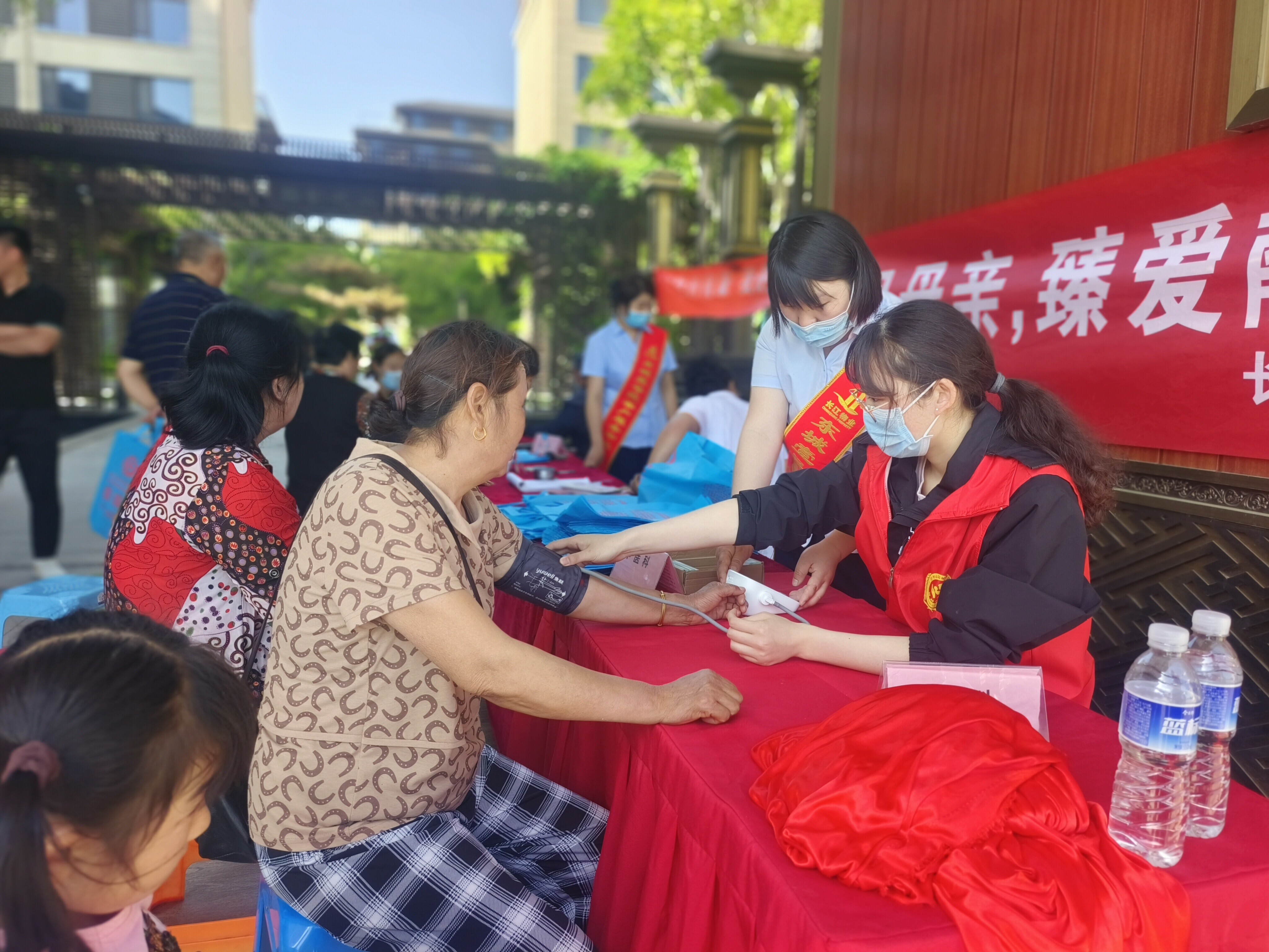 浓情五月，服务贴心  长江物业开展多彩便民服务活动