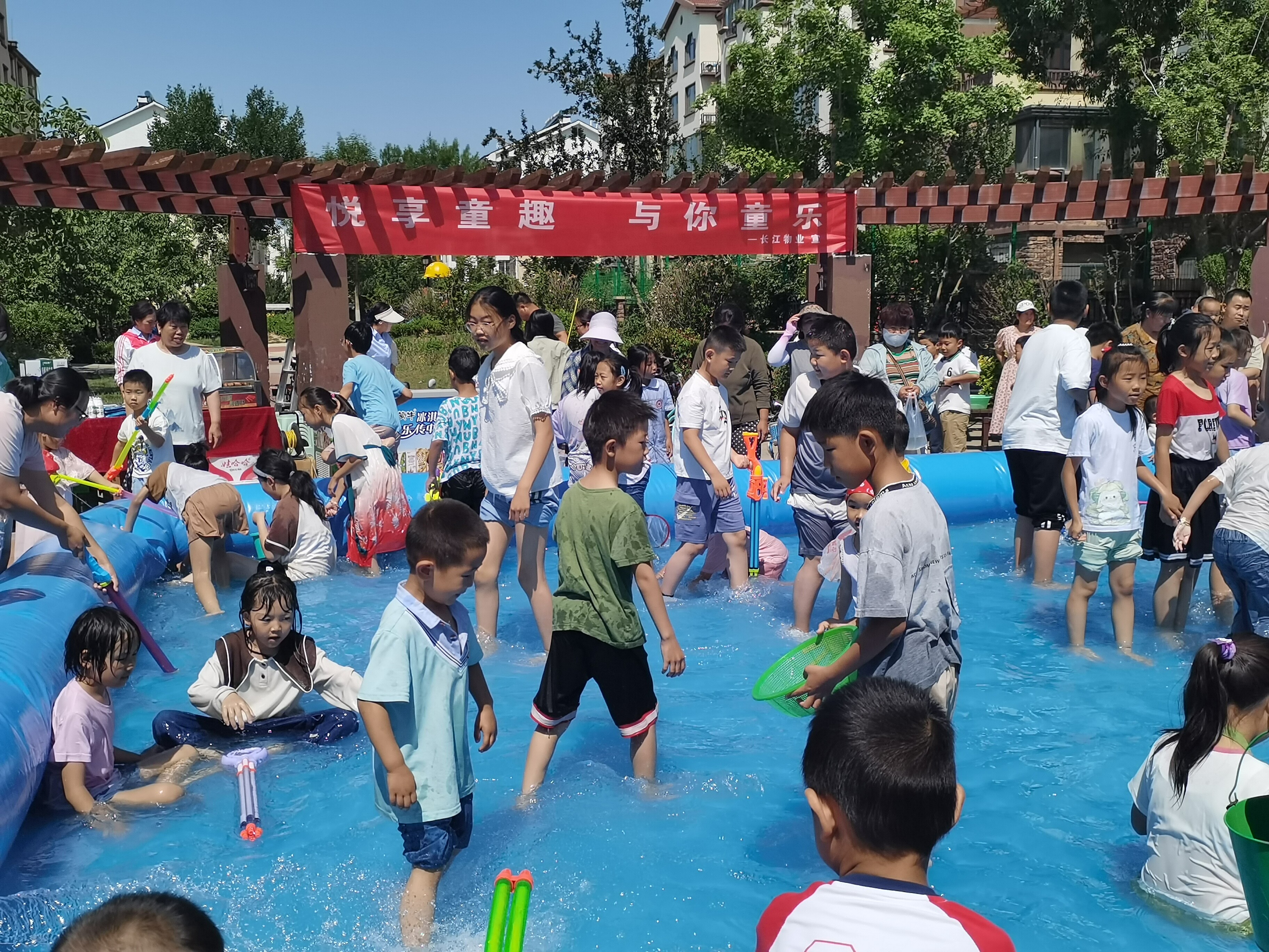 “嗨”翻夏日，欢乐不停  小区里办起“水上狂欢节”