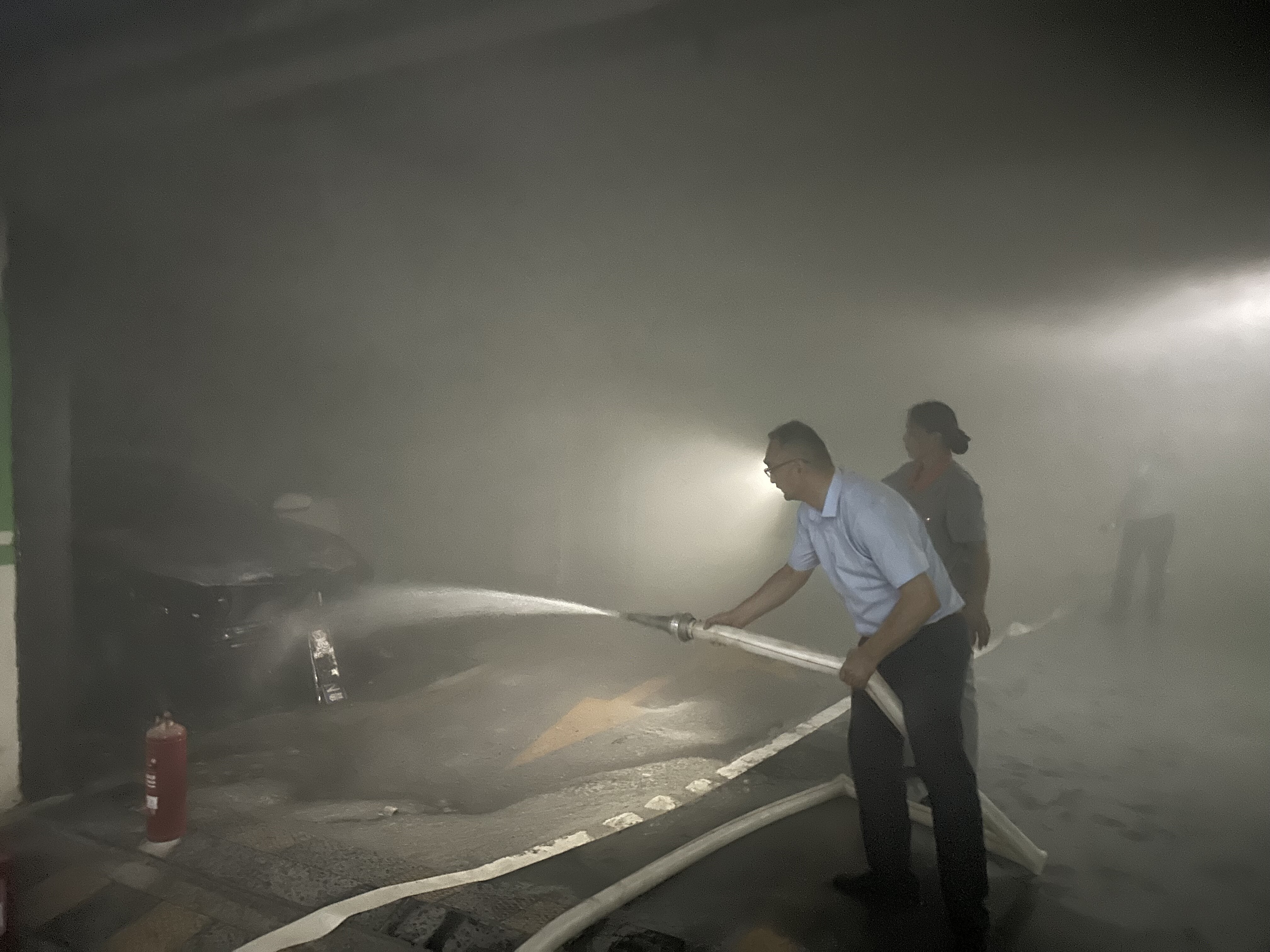 长江物业暖“心”闻 | 突发汽车自燃，物业紧急灭火