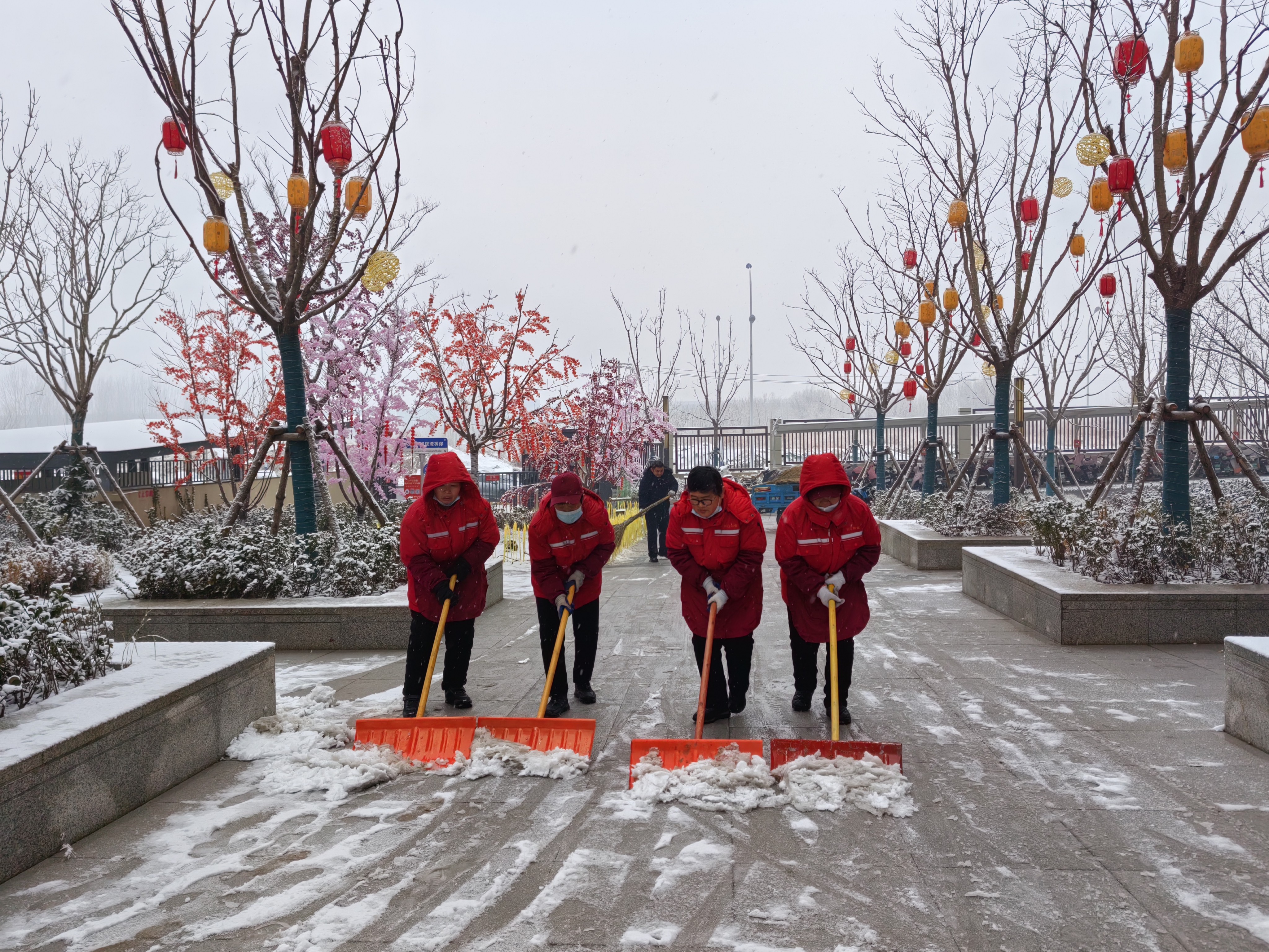 全员扫雪，让积雪“清零”，把温暖“满格”，长江物业变身“扫雪天团”，业主：这波操作暖了！