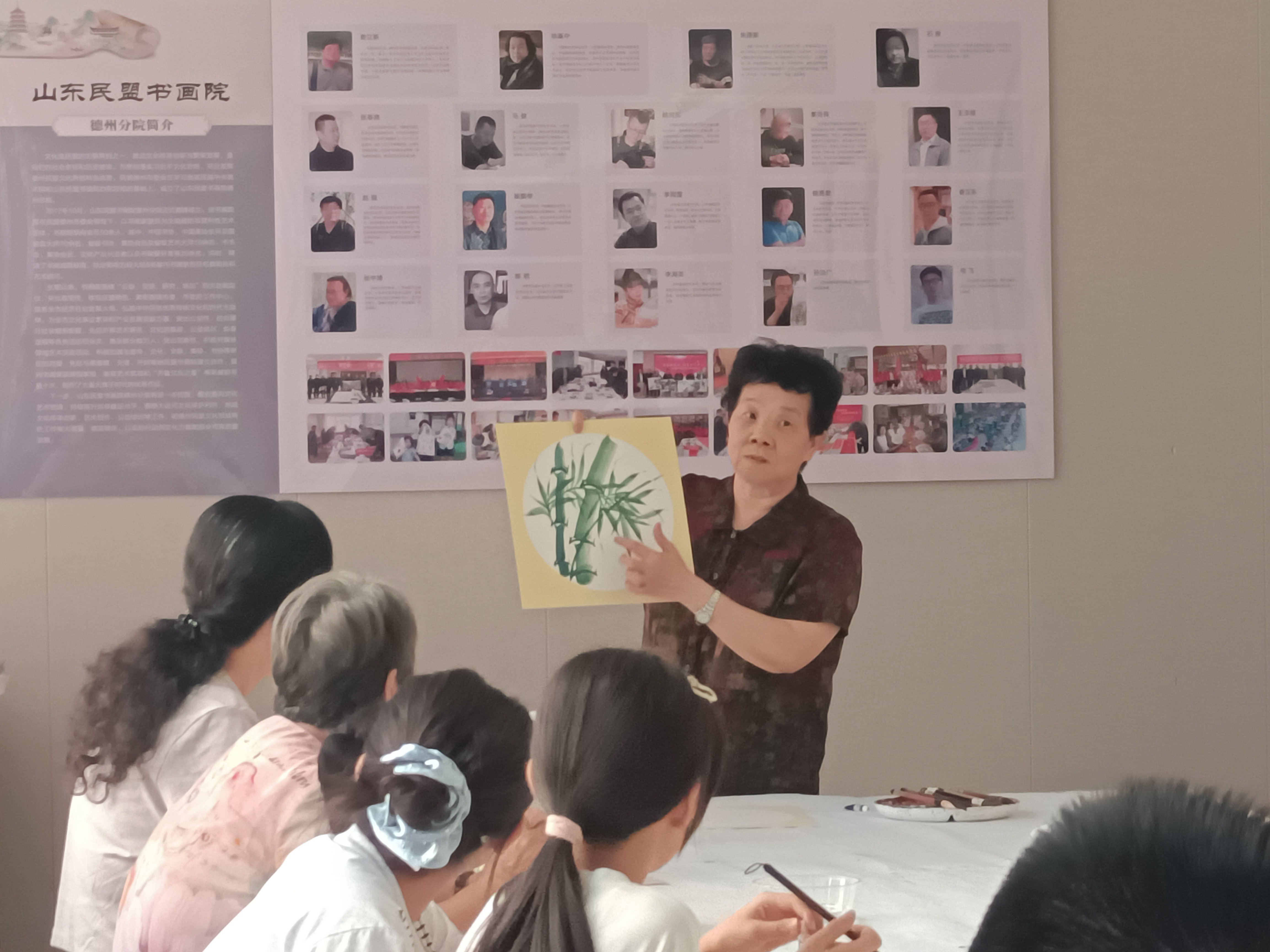 长江物业玉河院子联合金河社区开展“清风竹韵，墨润邻里”社区教育国画活动