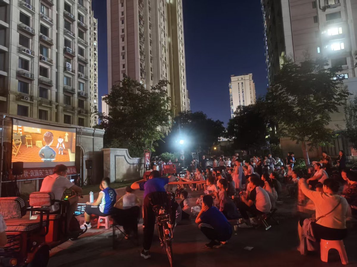1 星空映光影,邻里暖初心|长江物业禹城玖号院联合泺清社区温情开启露天电影夜