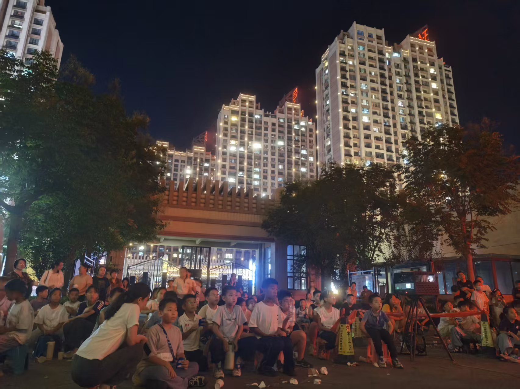 星空映光影,邻里暖初心|长江物业禹城玖号院联合泺清社区温情开启露天电影夜 星空映光影,邻里暖初心|长江物业禹城玖号院联合泺清社区温情开启露天电影夜