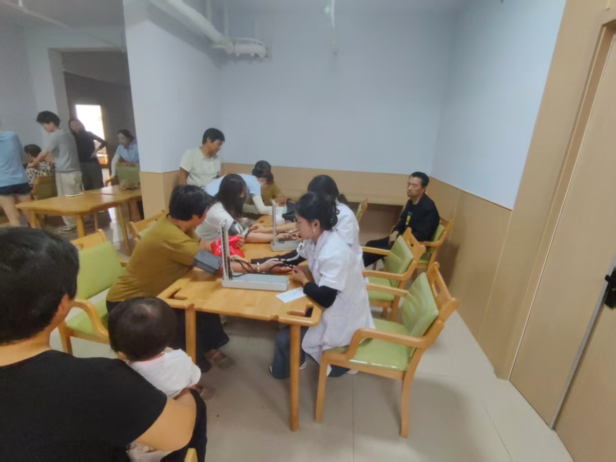 1 义诊推拿进小区,便民服务暖人心|长江物业禹城东海城联合新湖社区开展公益便民健康服务活动