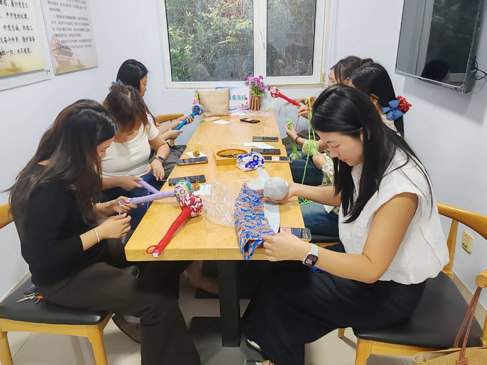 巧手制艾锤，暖聚邻里情｜长江物业人才公寓开展艾草锤手工 DIY 体验活动
