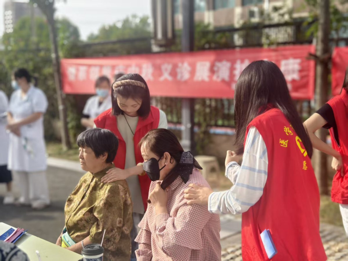 长江物业禹城东海城联合新湖社区开展“情系邻里庆中秋,义诊展演护安康”活动