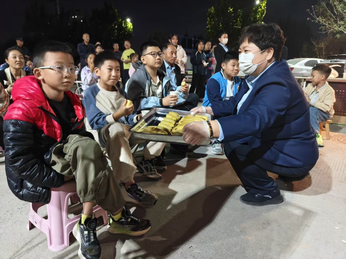 3eb323ba6bced6ca4e1e5891e3d602b 星空作幕,光影睦邻|长江物业禹城汇通东澜岸露天电影温情开映