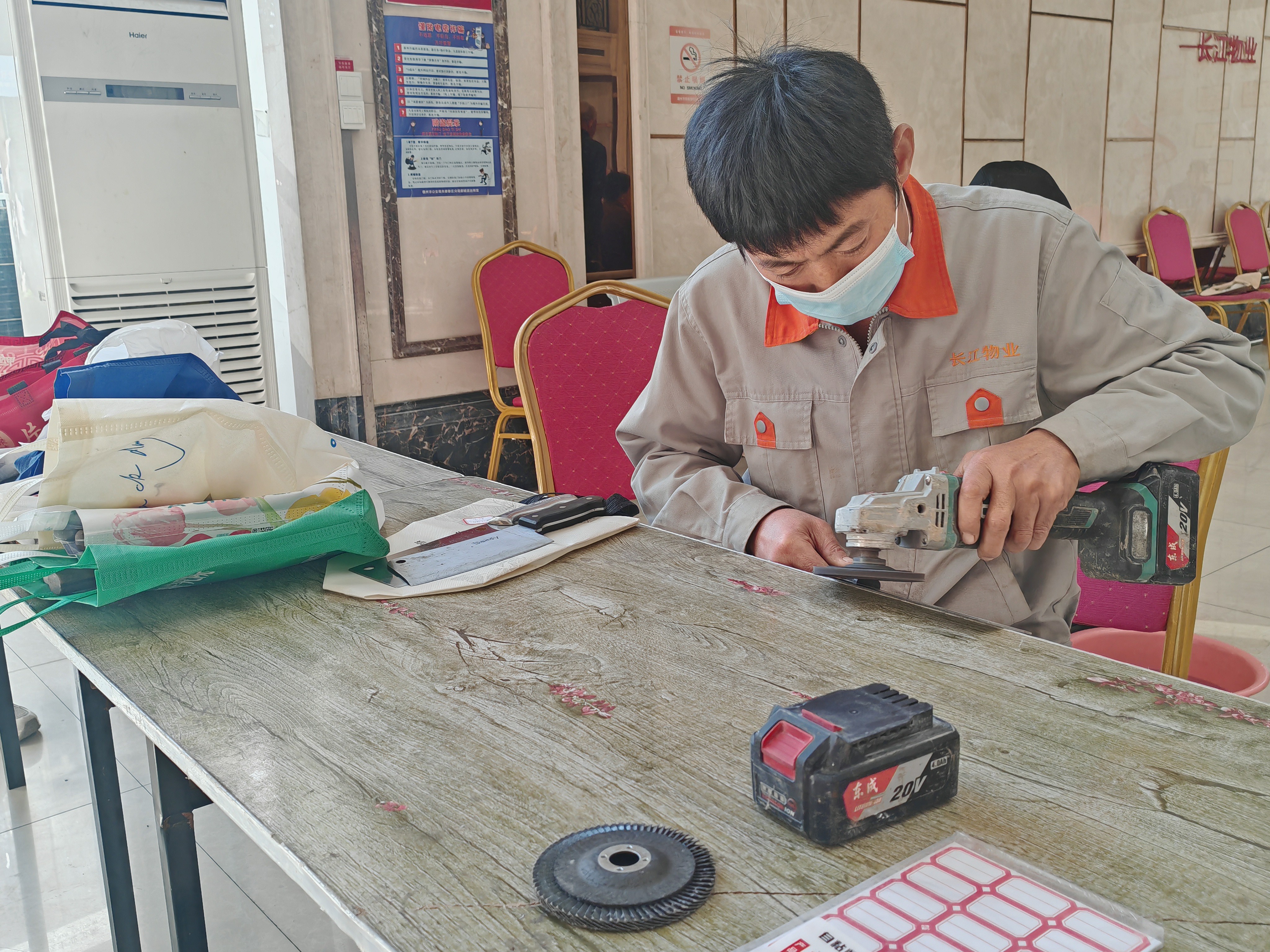 细微服务见初心，贴心服务暖人心 | 长江物业香港城开展便民服务活动