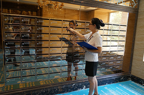 管家认真的检查信报箱