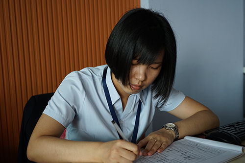 前台认真的记录工作