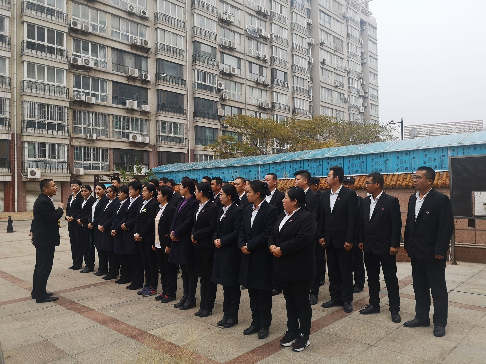 长江物业全面开展阳光花园大清理工作 长江物业全面开展阳光花园大清理工作