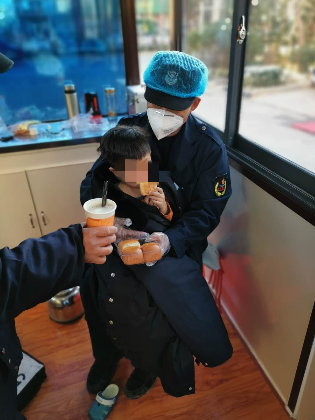 义举！物业寒冬早上帮孩子找到家