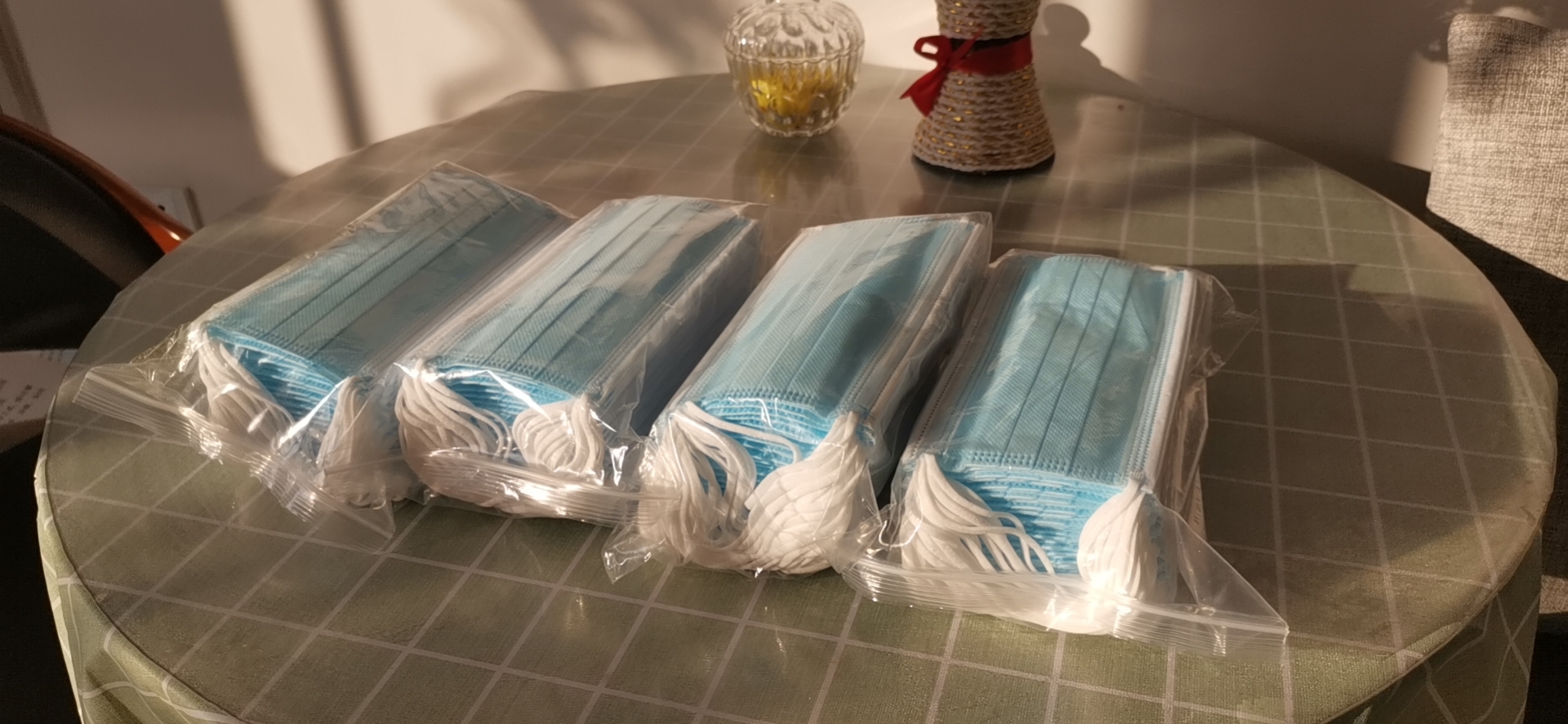 担当！自费为物业人员捐赠400个口罩