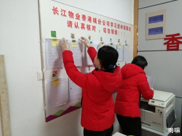 物业中心“变身”打印社   义务为小业主打印学习资料