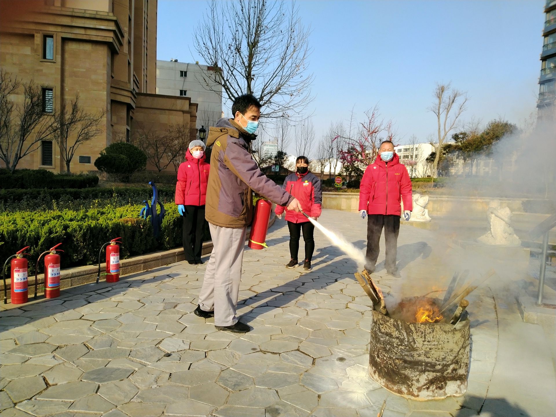 开展消防安全演练 长江物业各项目共建社区“防火墙”