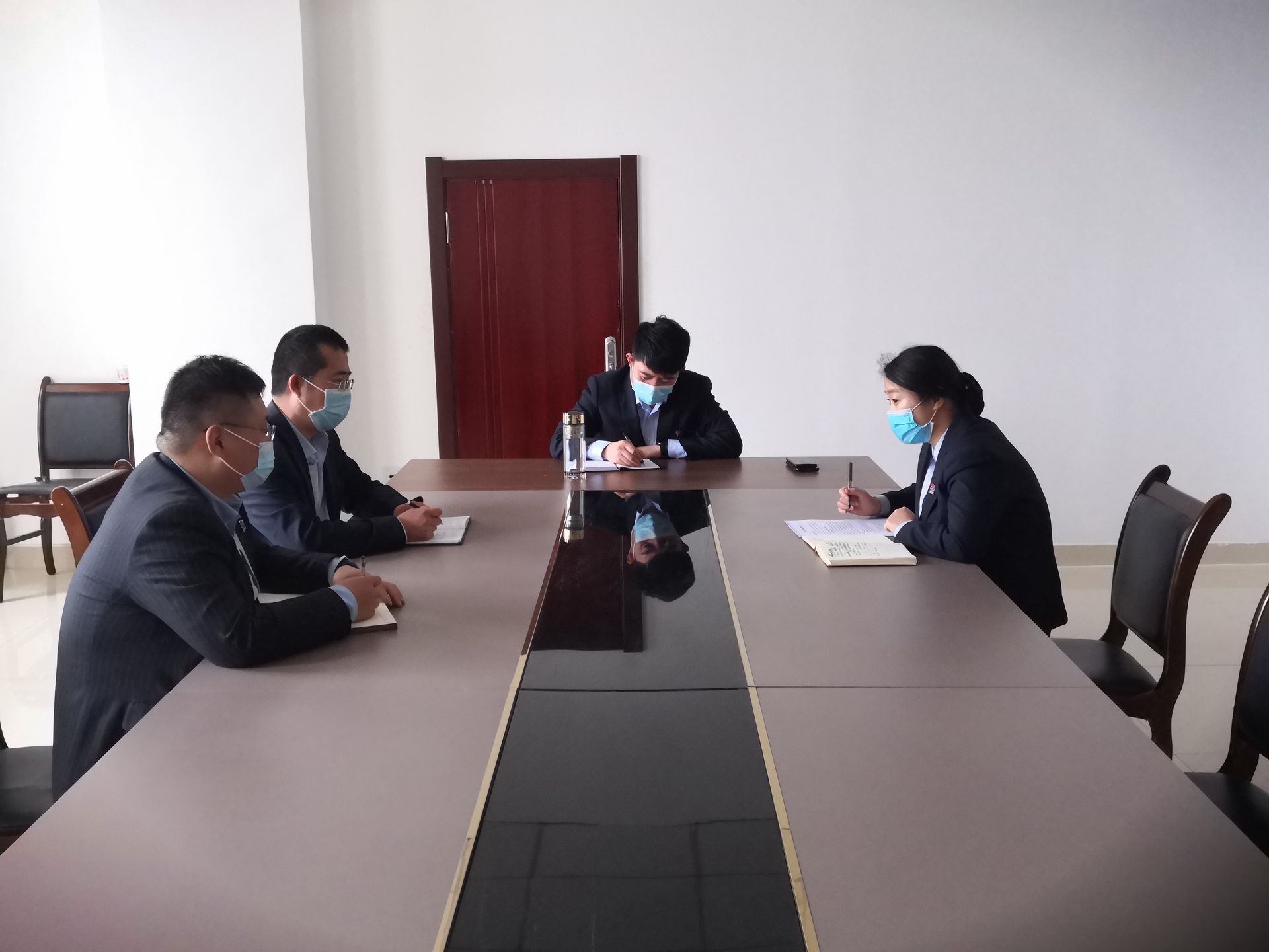 “批评与自我批评”--长江物业开展专题民主生活会