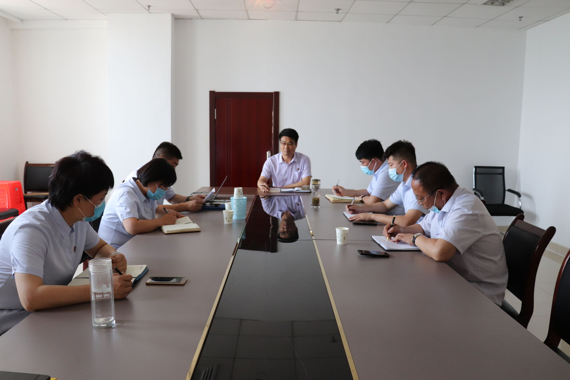 深学细悟 笃行求实——长江物业党支部召开全国“两会”学习会