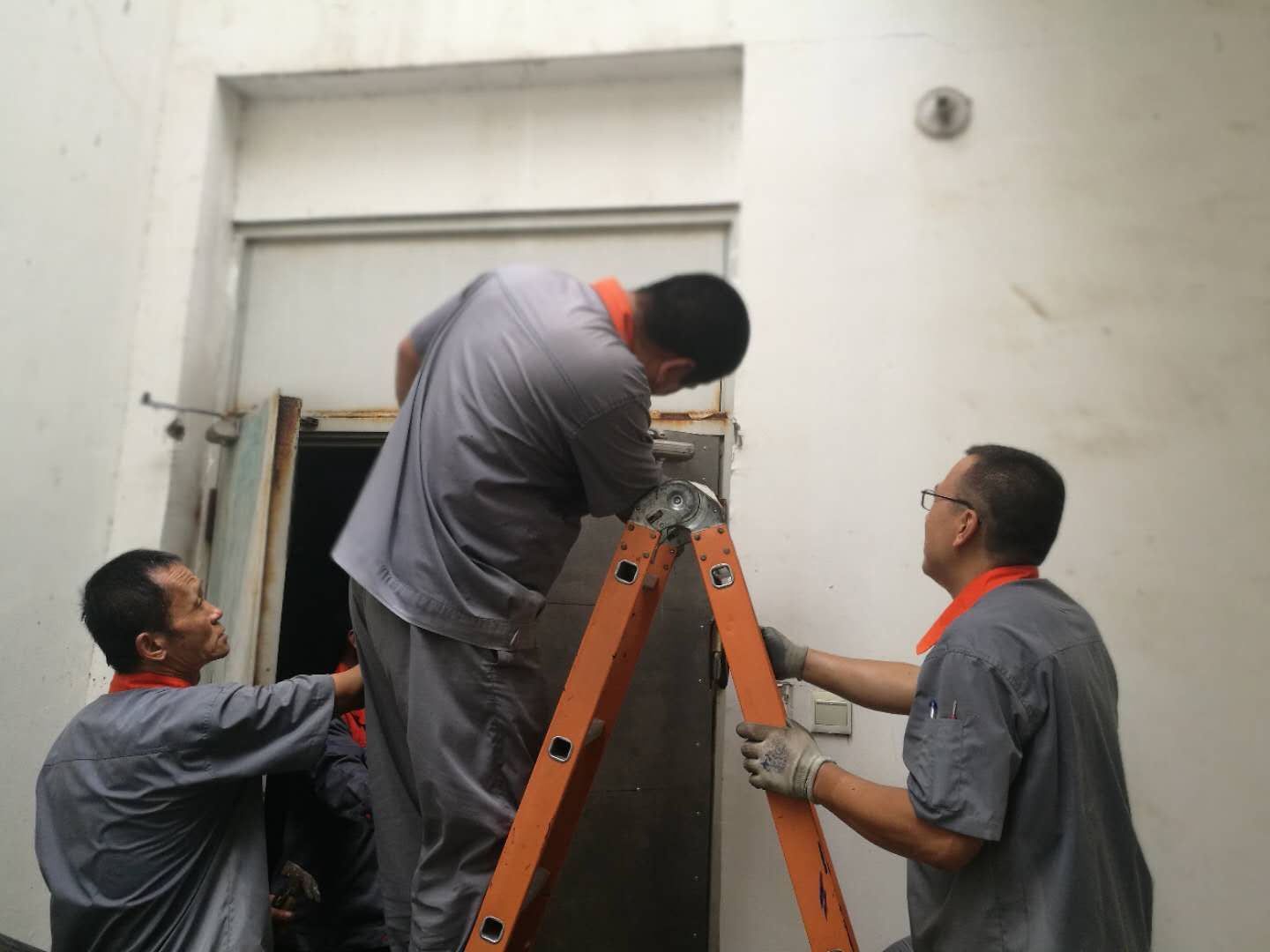 致敬劳动者！ 维修师傅顶烈日安装防火门