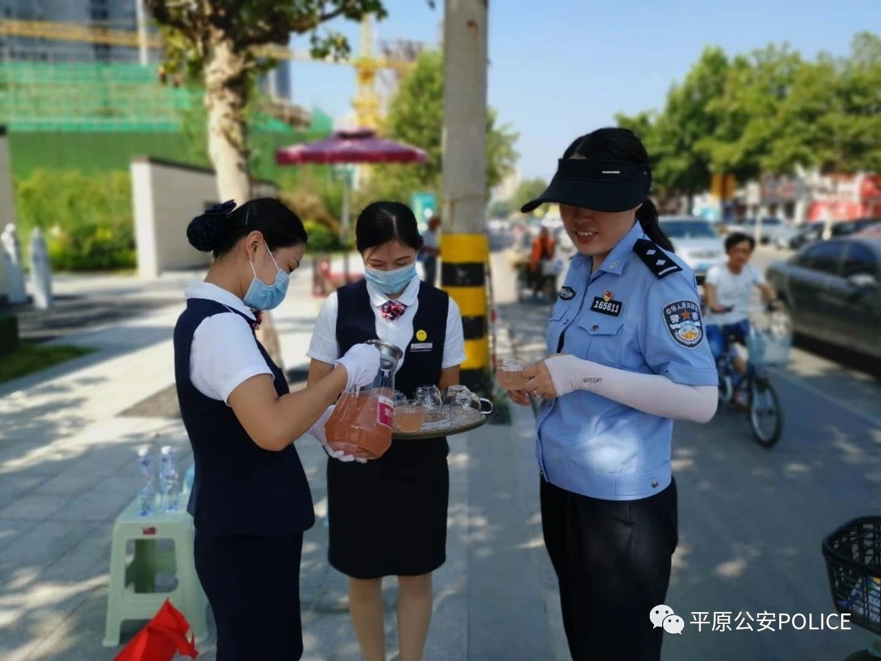 警民一家亲   平原壹号院物业帮助民警悬挂车牌