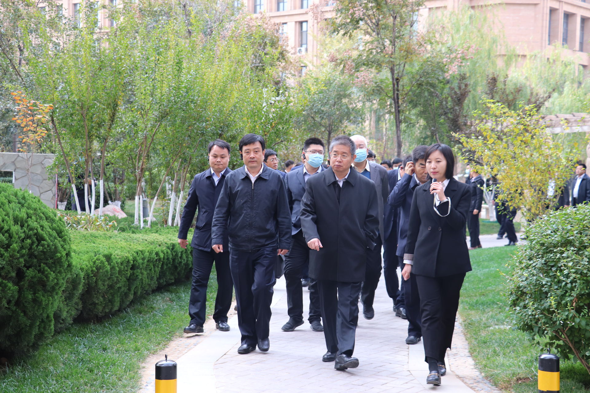 党建引领服务 建设红色物业——德州市观摩团到“东海·巴黎城”小区观摩指导