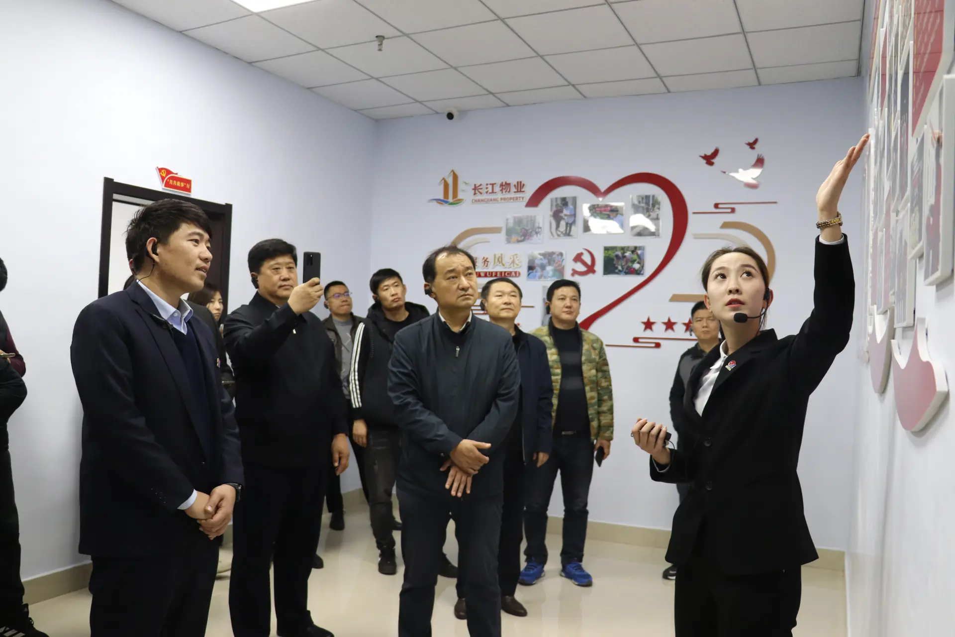 济南市住建局参观团到东海巴黎城参观“红色物业”创建工作 济南市住建局参观团到东海巴黎城参观“红色物业”创建工作