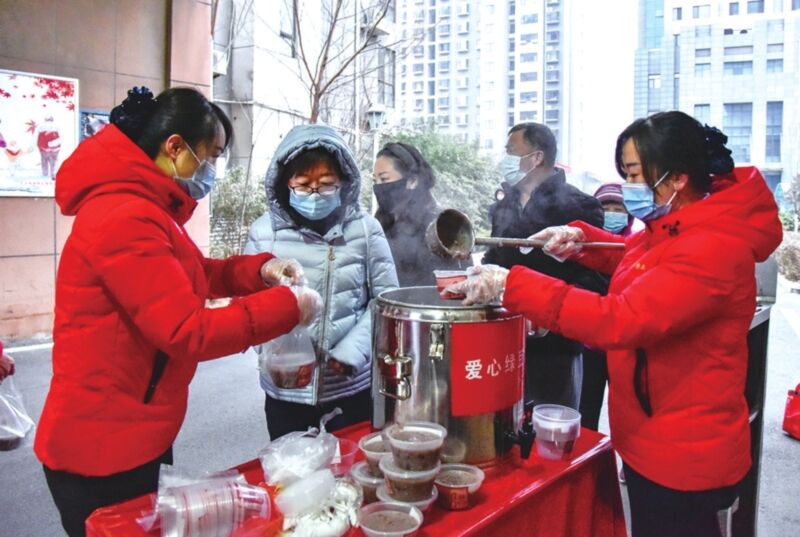 同“粥”共济，情暖寒冬 腊八节，长江物业为业主送出3100多份暖心粥