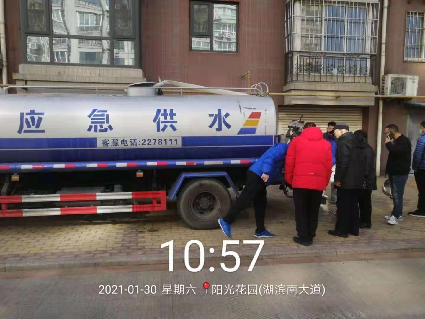 阳光花园小区： 夜半停水，物业请来供水车辆
