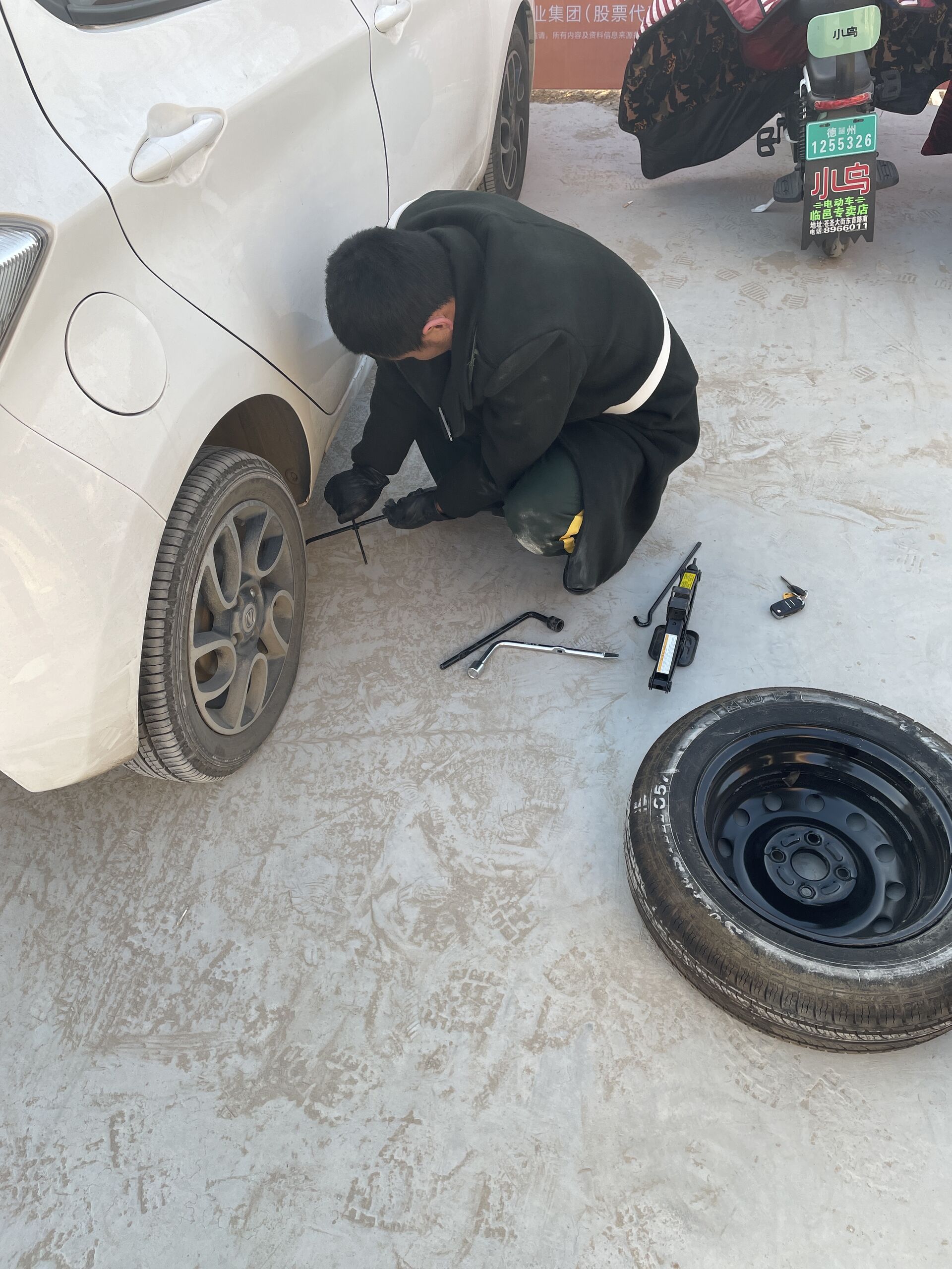 临邑中体尚德府物业: 为来访客户更换轮胎 临邑中体尚德府物业: 为来访客户更换轮胎
