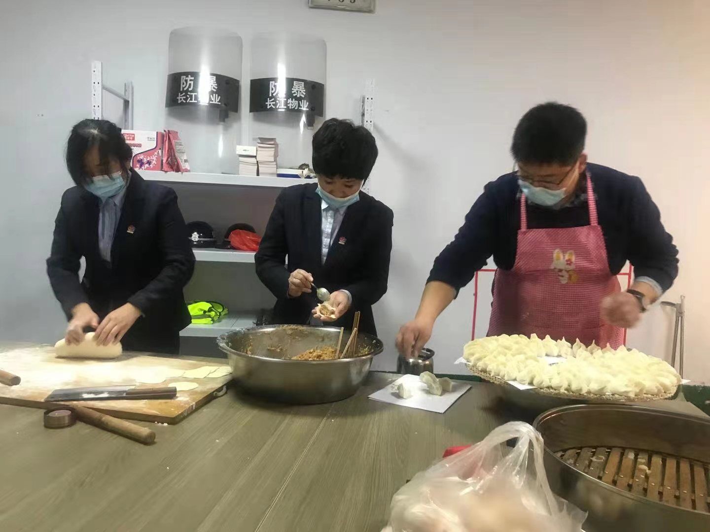 别样春节一样温暖—— 除夕夜长江物业为独居老人送饺子