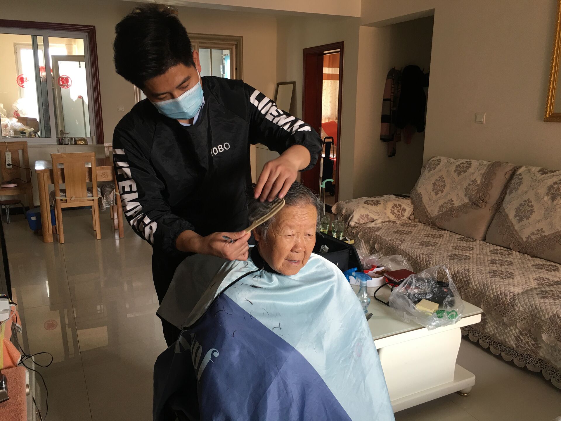 长江物业： 爱心“益”剪，上门服务