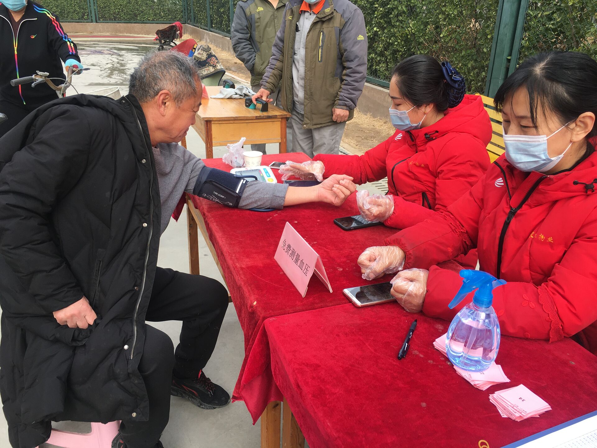 磨剪子戗菜刀、量血压、清洗地垫…… 香港城物业坚持便民服务