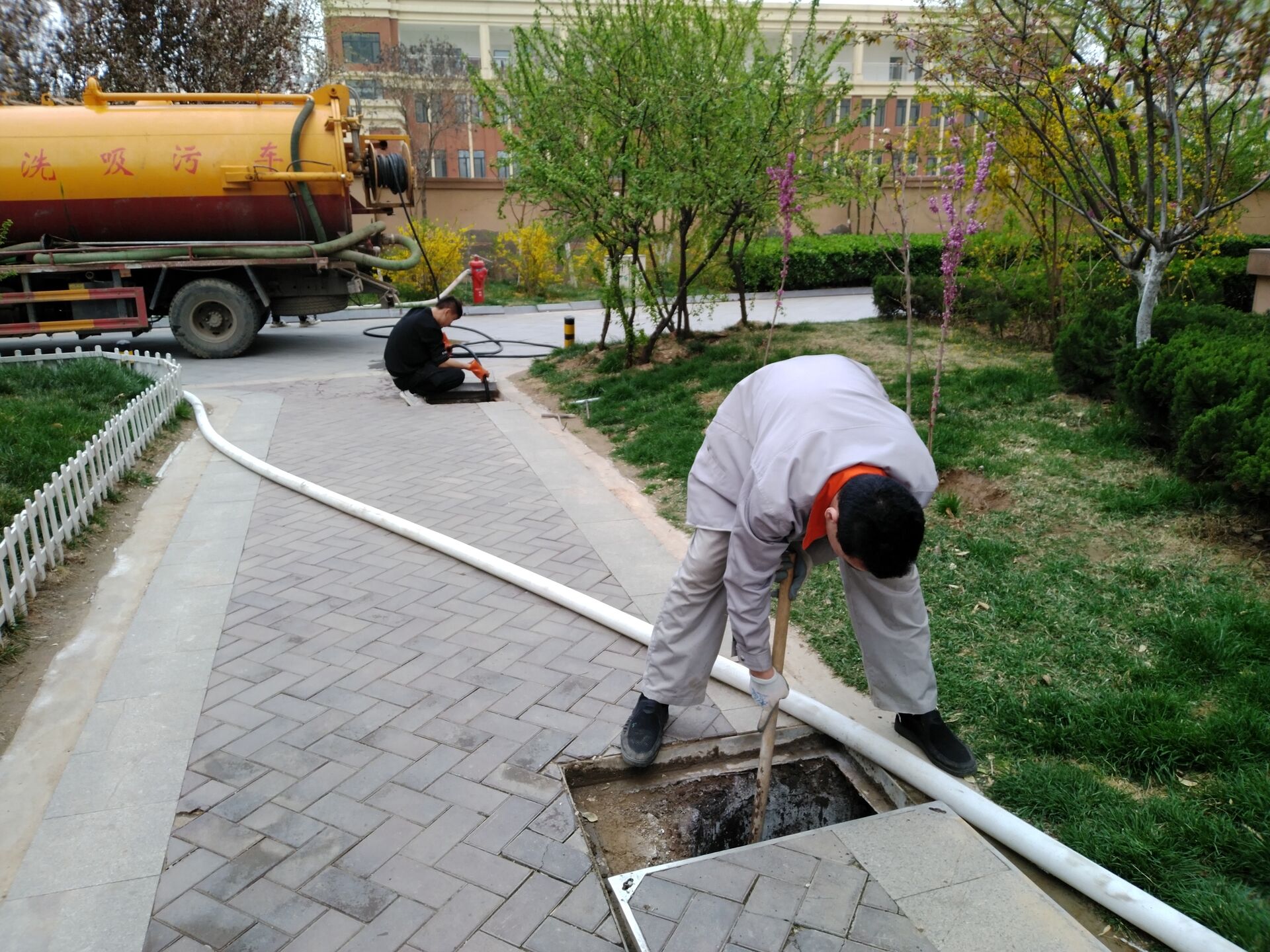 巴黎城小区物业服务中心： 避开早晚高峰 清理小区化粪池