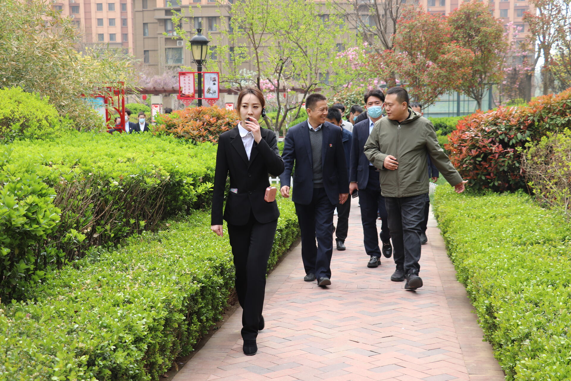 中国电建客人来长江物业参观