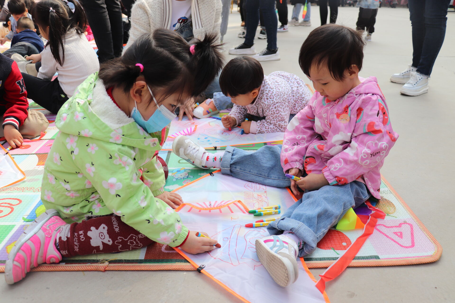 拥抱春天放飞梦想 ——长江物业开展“风筝创意手绘”亲子活动