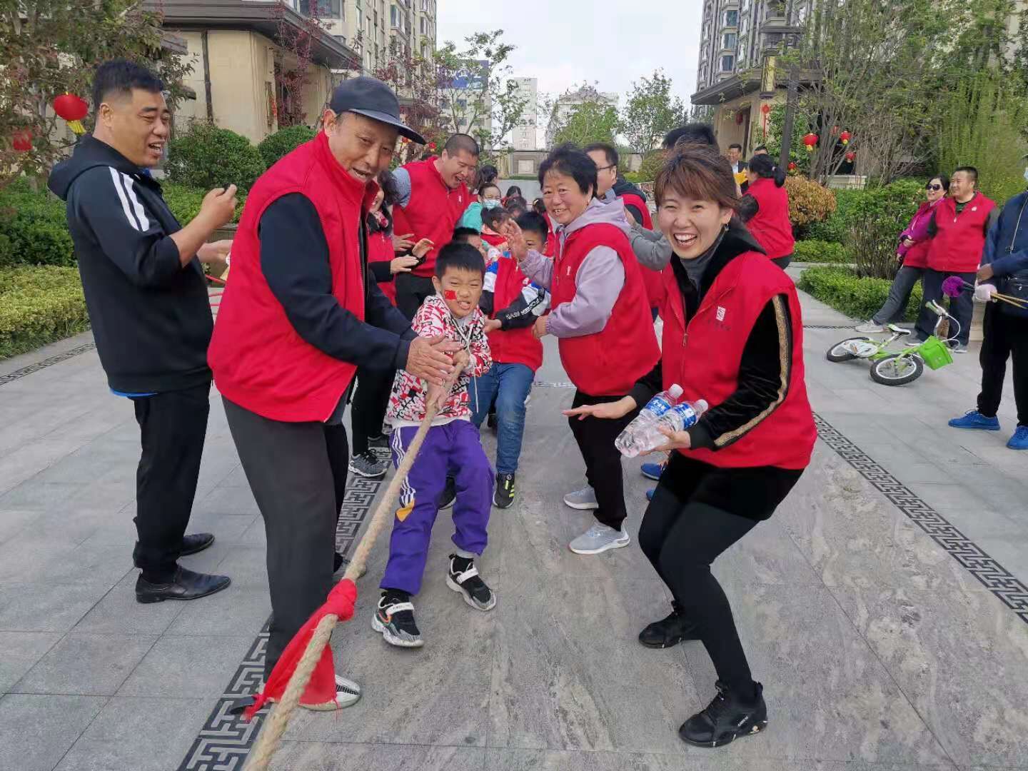 长江物业德州壹号院服务中心： 趣味健身，你我同乐