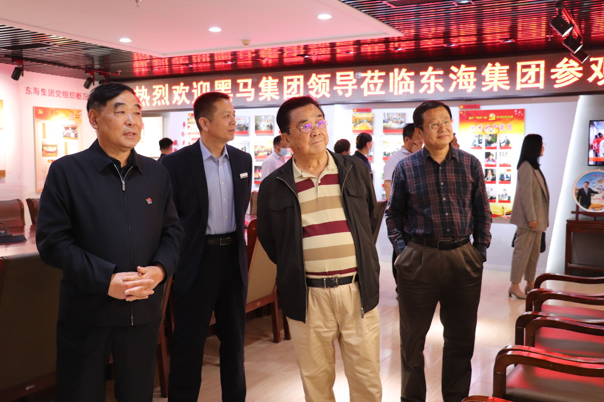 黑马集团领导到长江物业参观交流