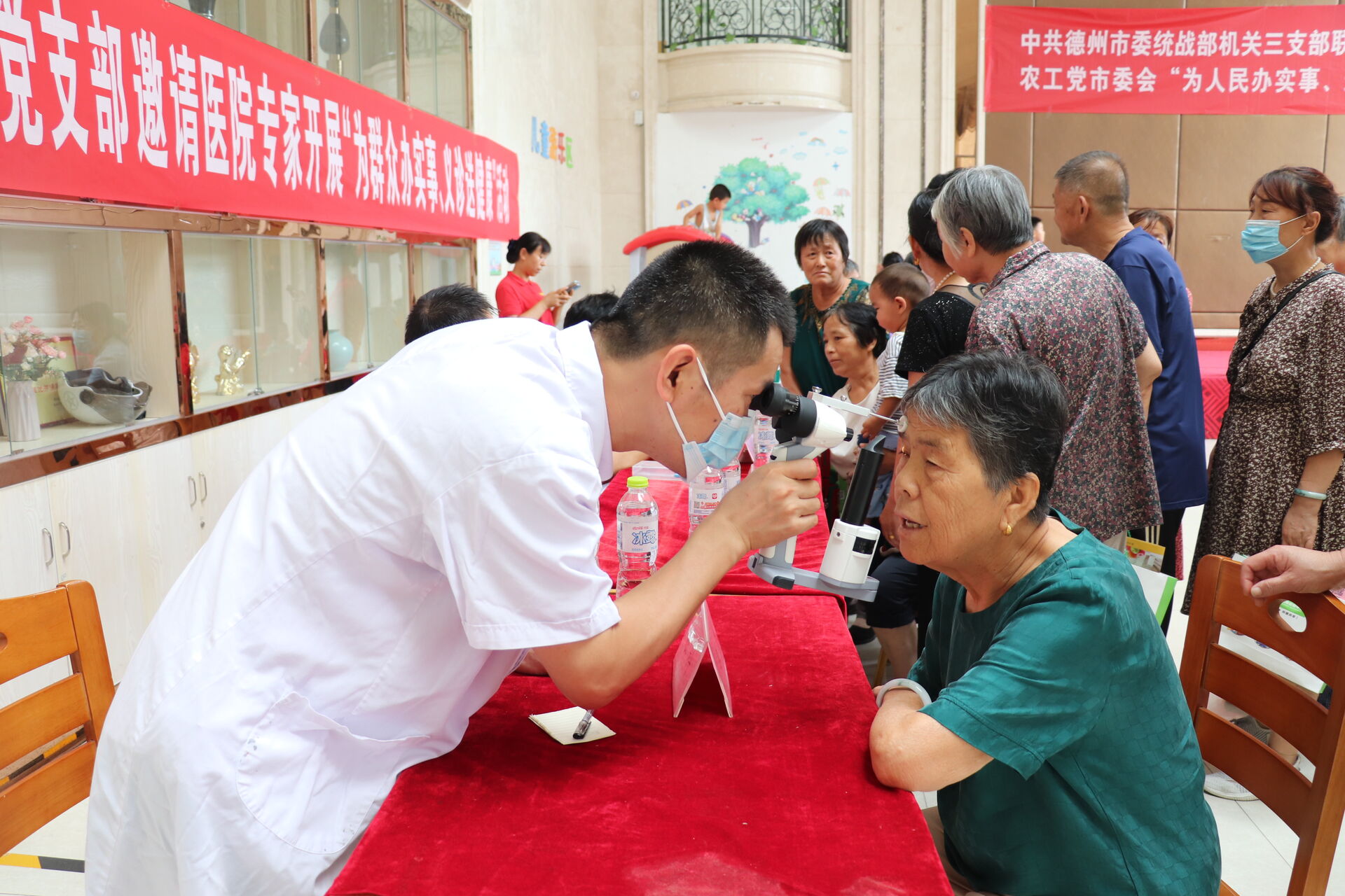 为人民办实事 送关爱进社区 德州市委统战部机关三支部组织专家到香港城小区开展义诊活动