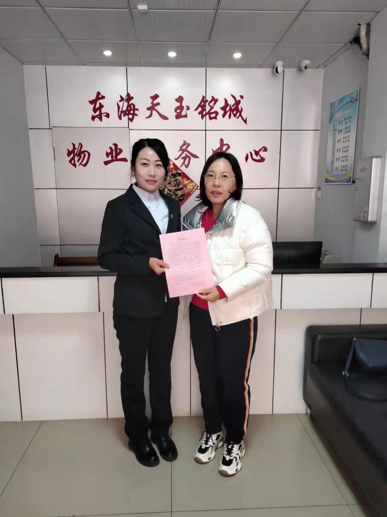 天玉铭城小区： 年迈老人腿脚不便物业暖心搀扶如厕