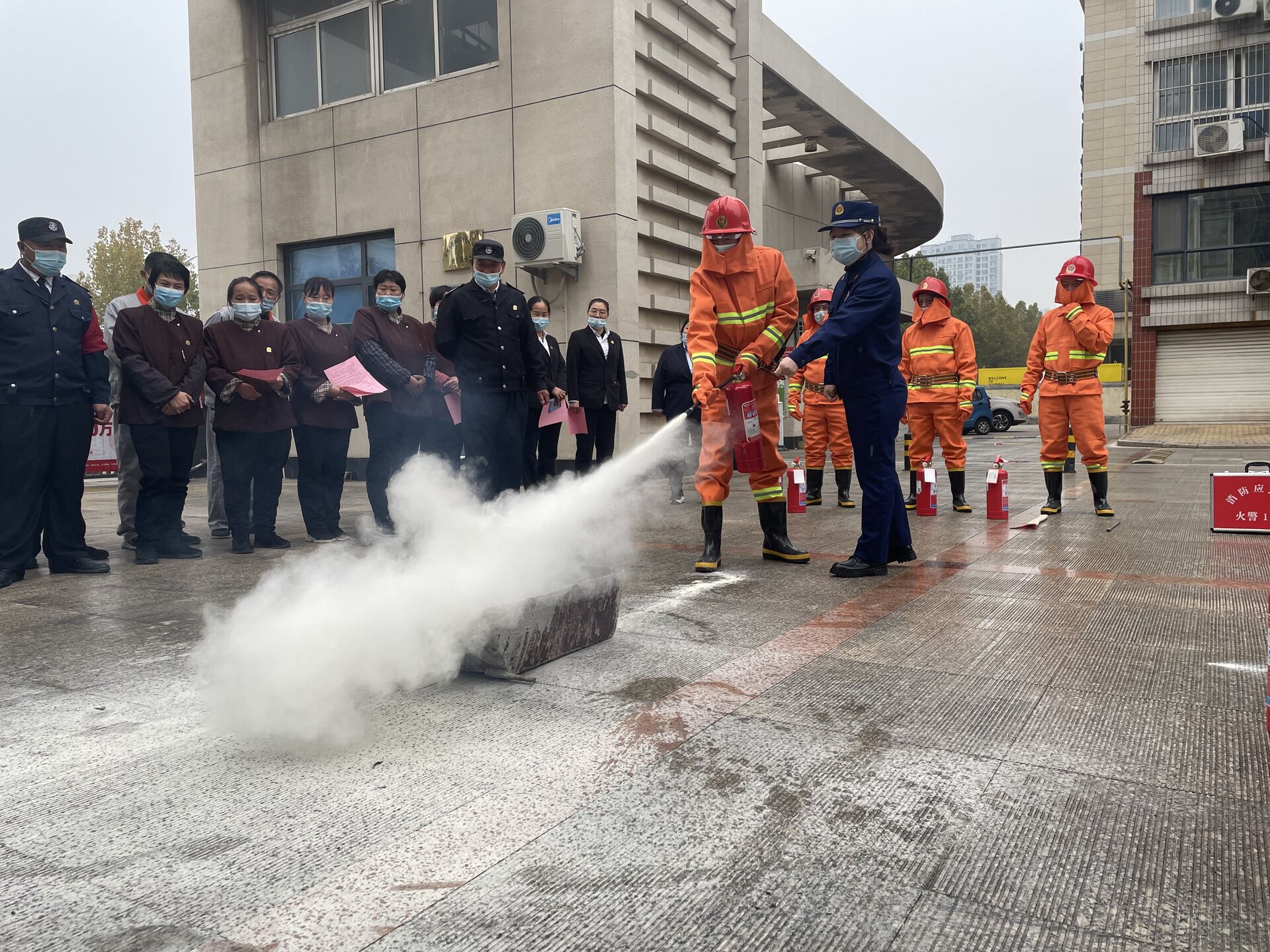 专业!长江物业认真开展消防实战演练 专业!长江物业认真开展消防实战演练