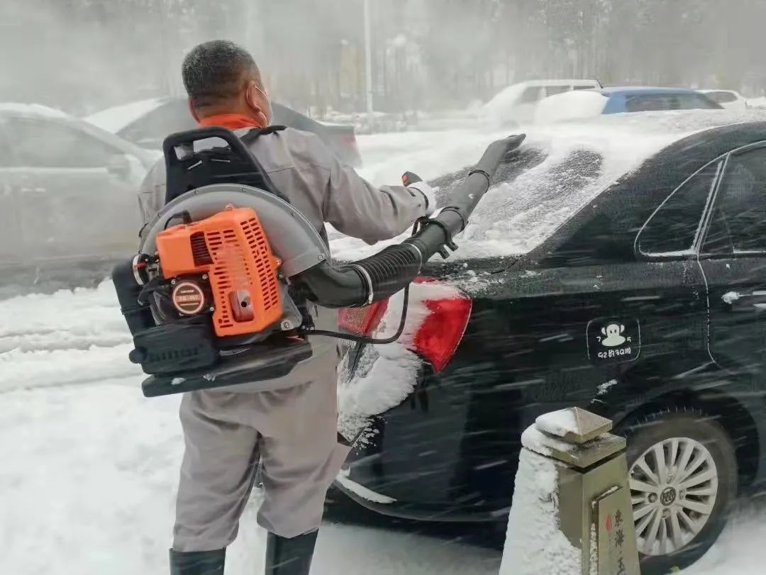 风雪弥漫时 守护暖人心｜长江物业为居民出行保驾护航