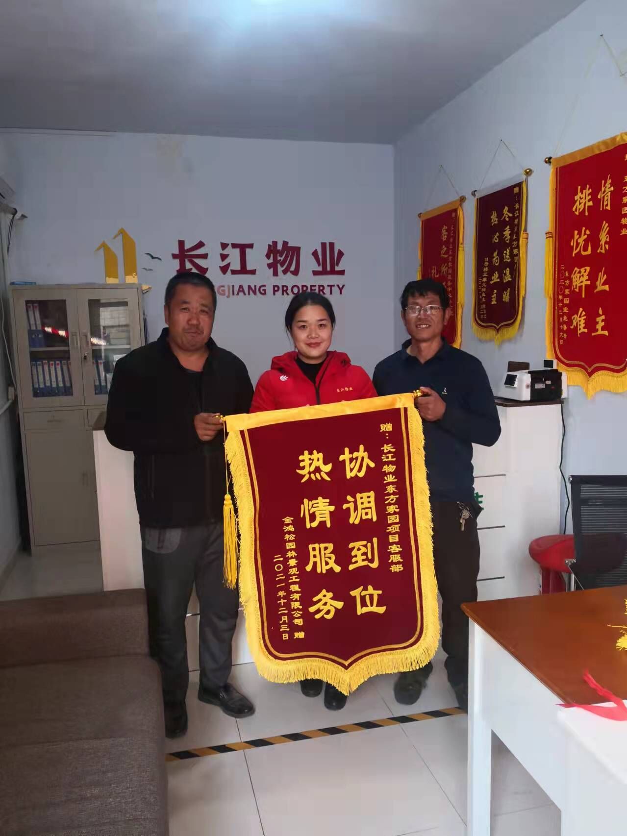 东方家园物业： 热心帮助园林公司清理树枝