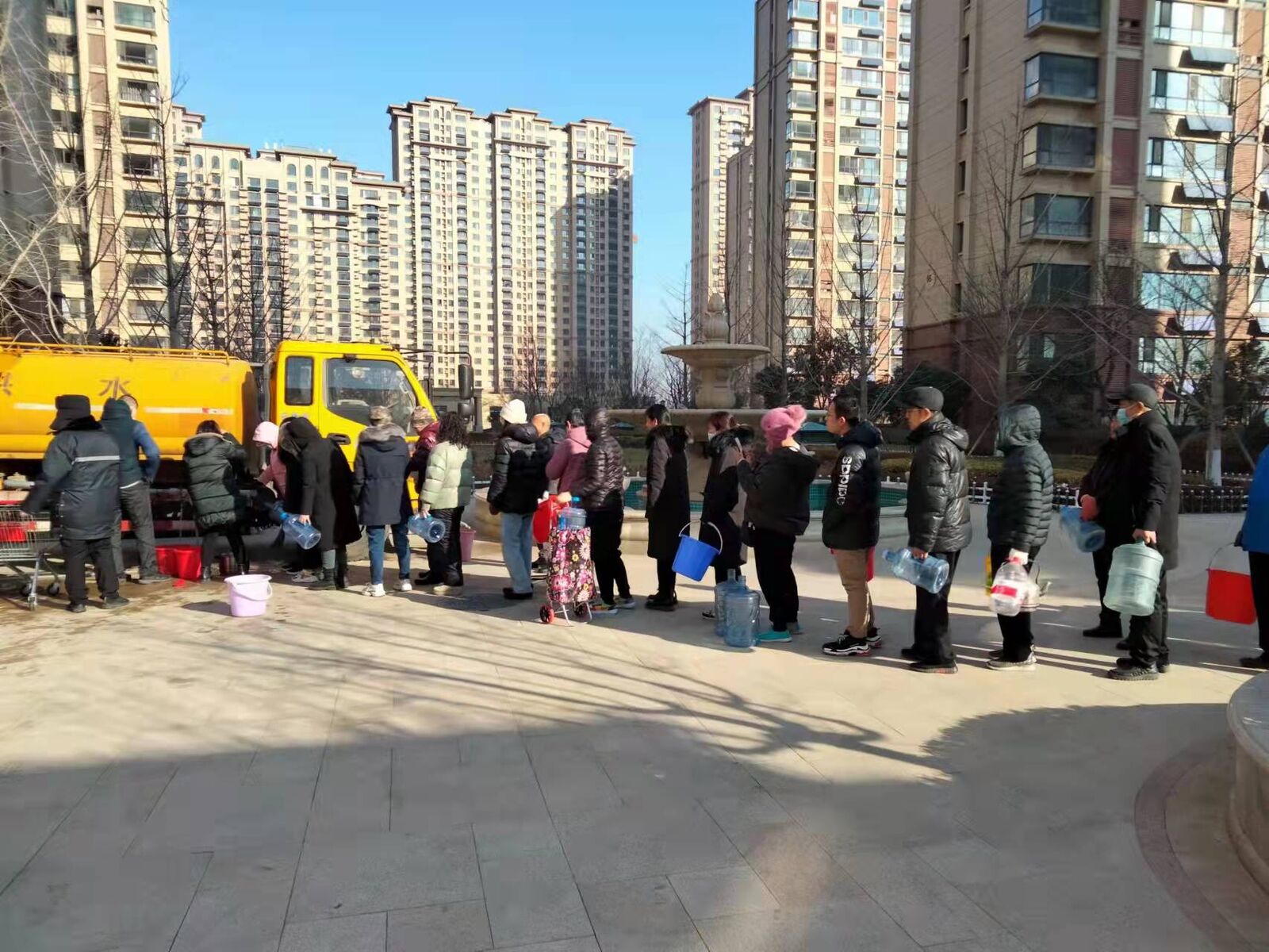 明诚雅居: 应急供水车让停水业主“不慌” 明诚雅居: 应急供水车让停水业主“不慌”