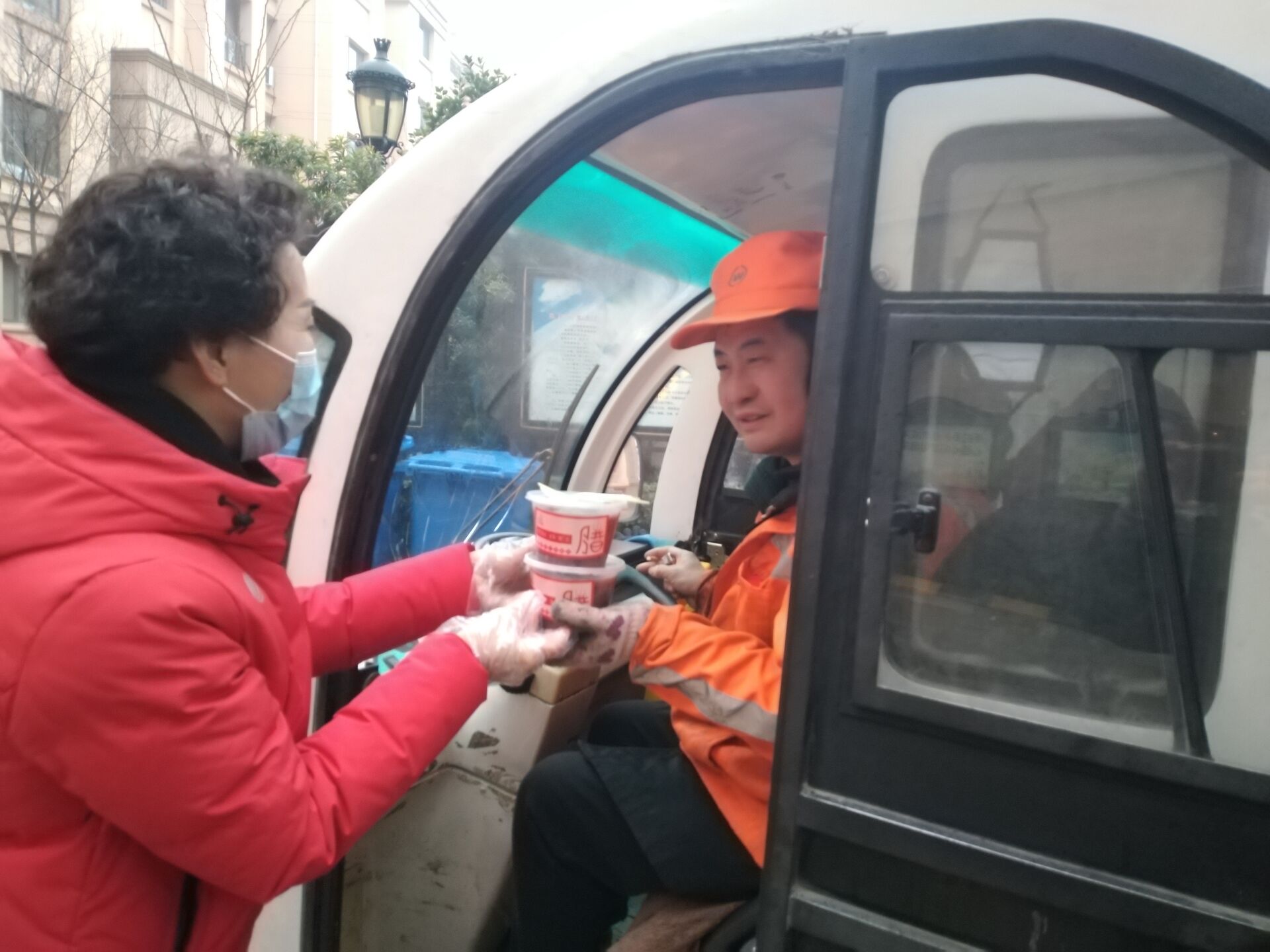 长江物业各项目为业主、客户熬制腊八粥   5600多份热粥温暖腊八节