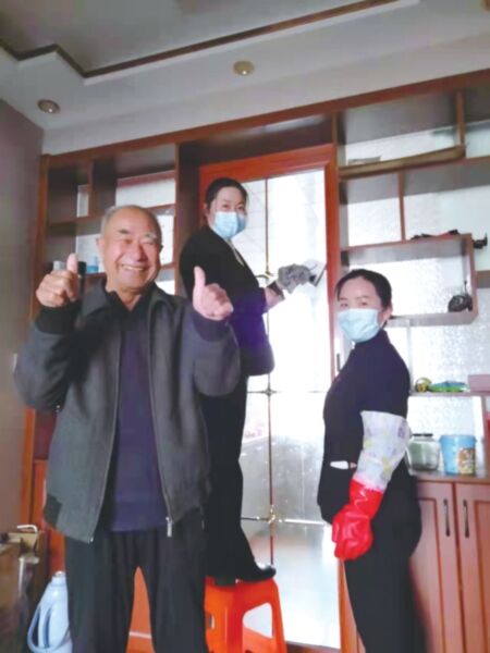 60多户独居老人乐享免费擦玻璃服务