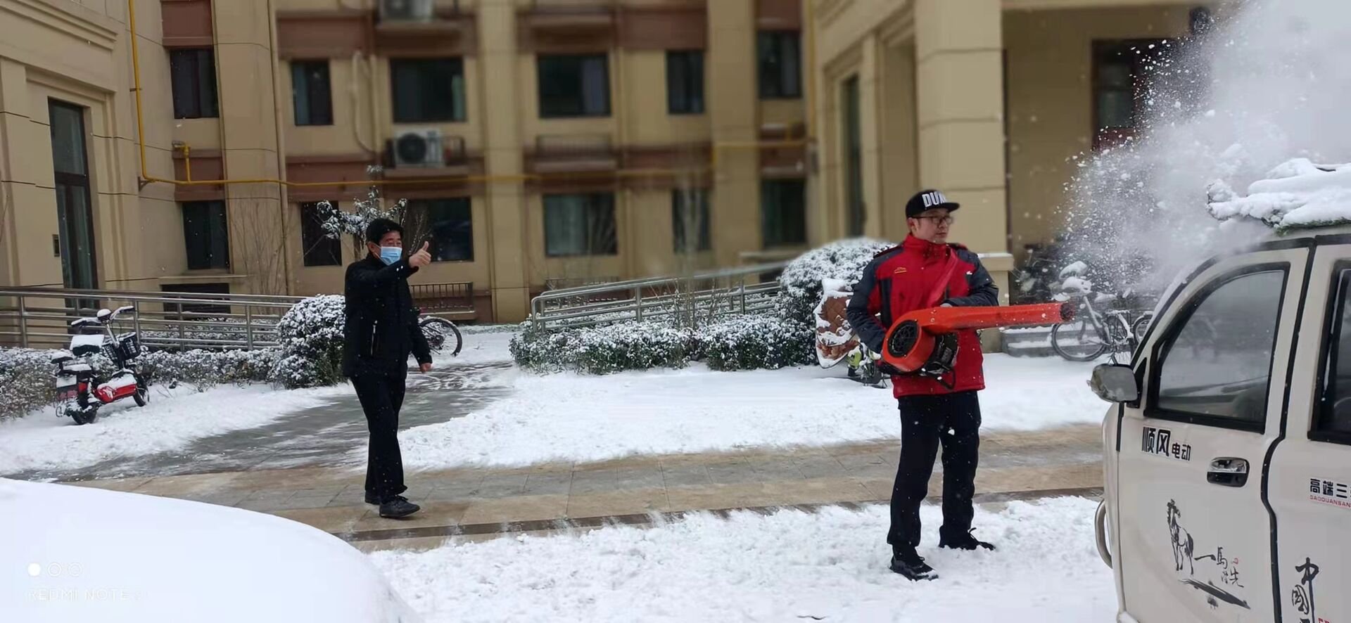 “首雪”后长江物业积极为业主铲冰除雪    “西门吹雪”吹暖小区居民的心