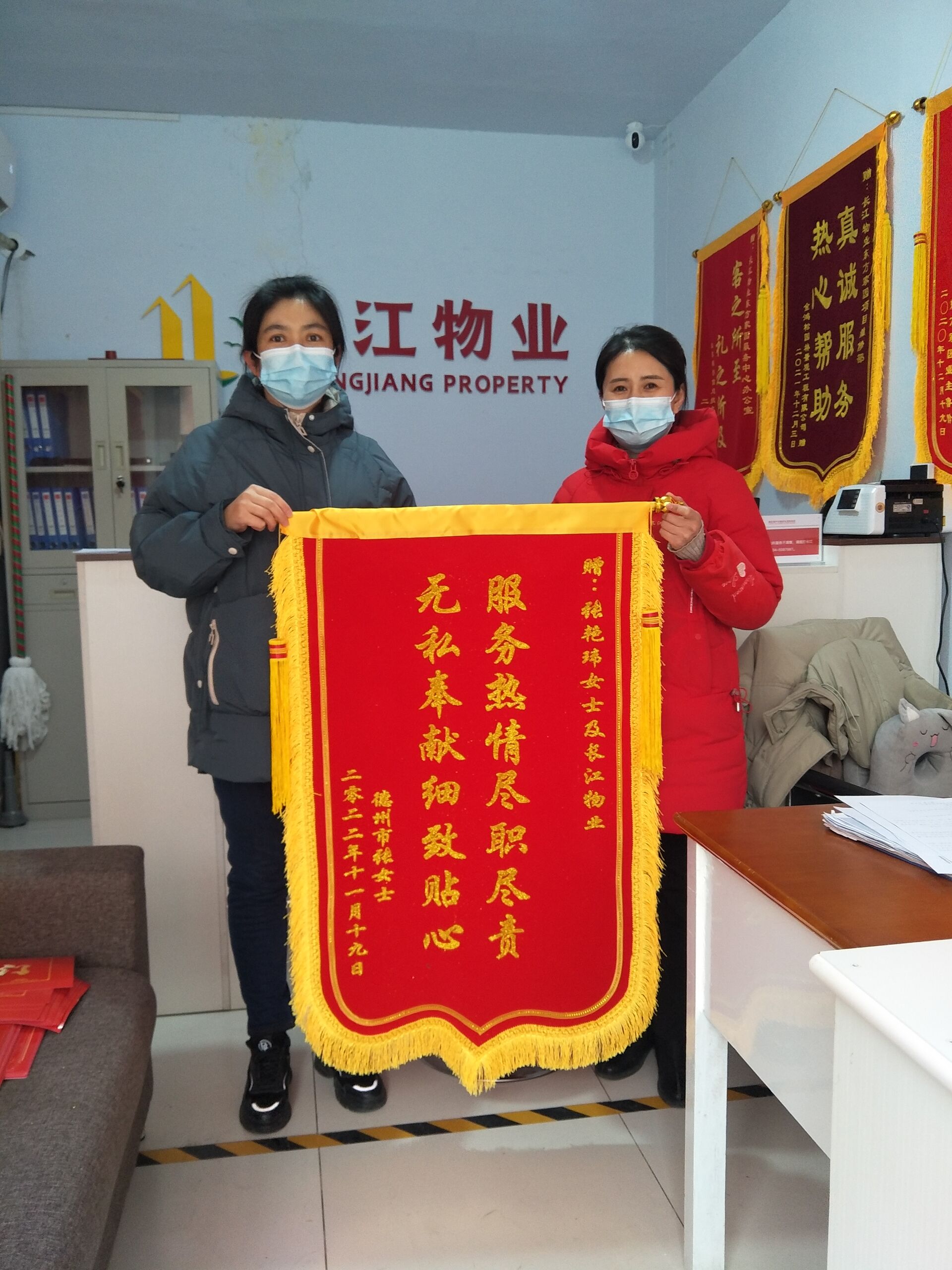 幼儿穿单衣独自跑出家门   物业照顾好孩子并找到家长