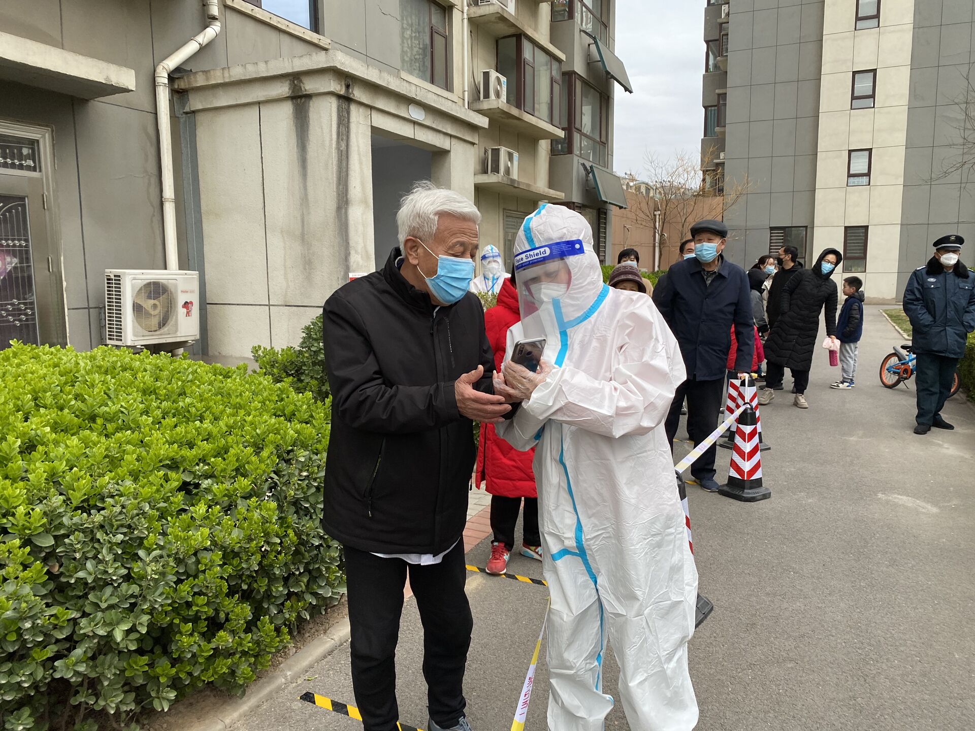 全力协助核酸检测 做好业主“守护者”