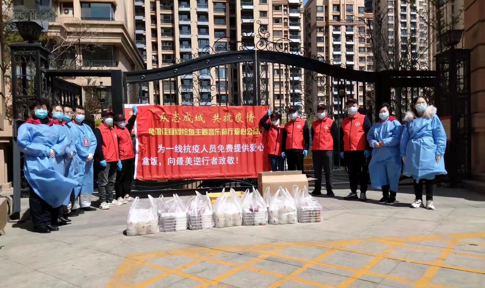 核酸检测现场 爱心商户送来爱心午餐